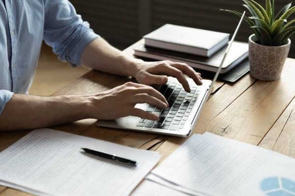 Comparaison de contrats d'assurance voyage Europe 2026 sur ordinateur portable