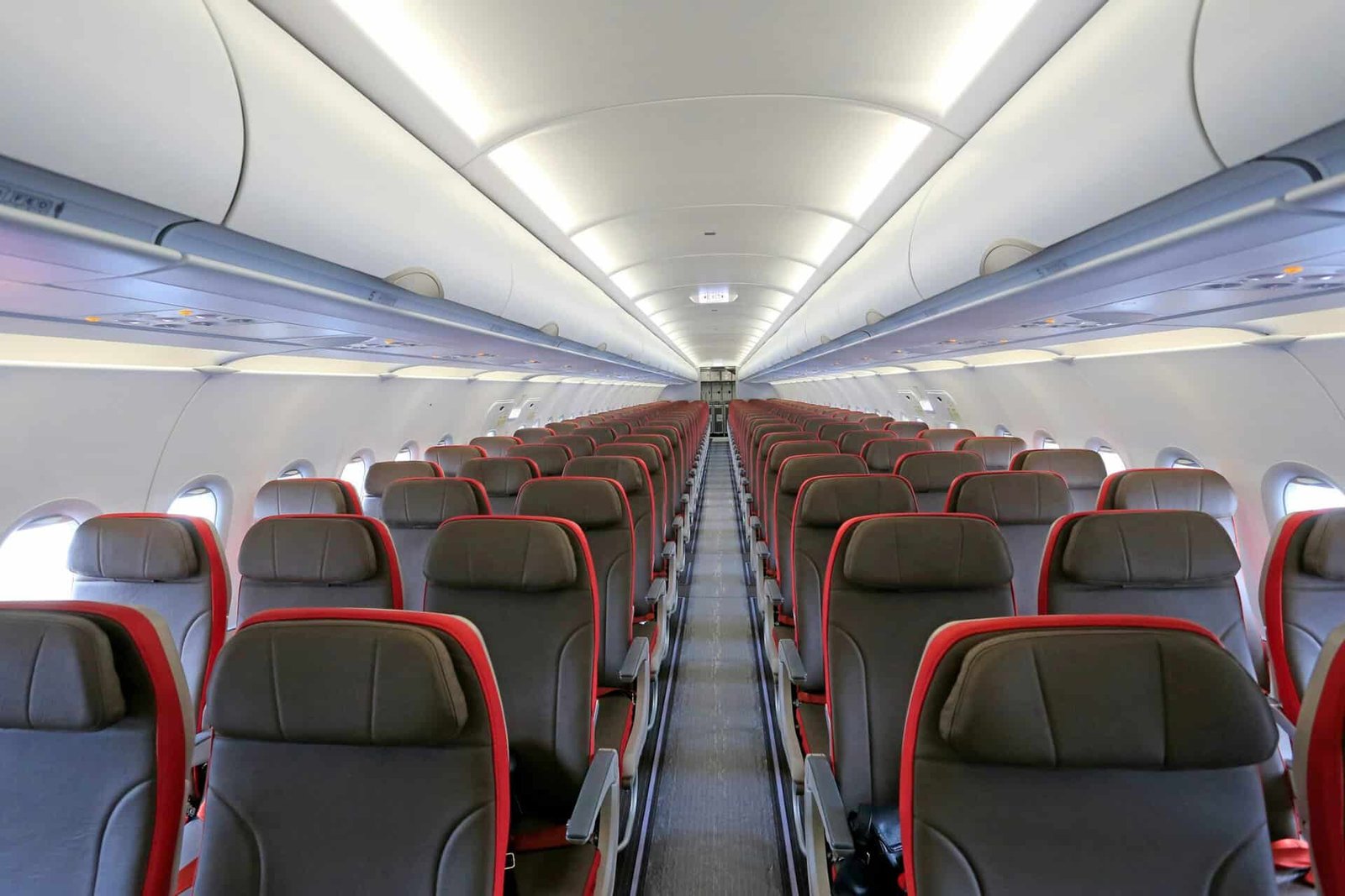 Compartiment cabine d'un avion low-cost en 2026, où finit ton sac sous le siège
