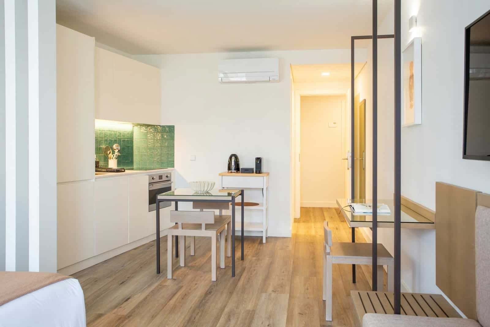 Intérieur d'un studio Airbnb avec cuisine équipée, exemple type d'hébergement courte durée