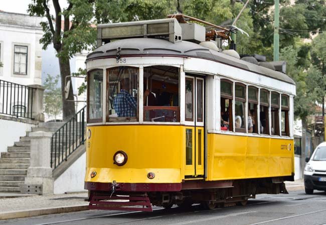 Tramway 28 dans les ruelles de Lisbonne, scénario de comparaison hébergement courte durée