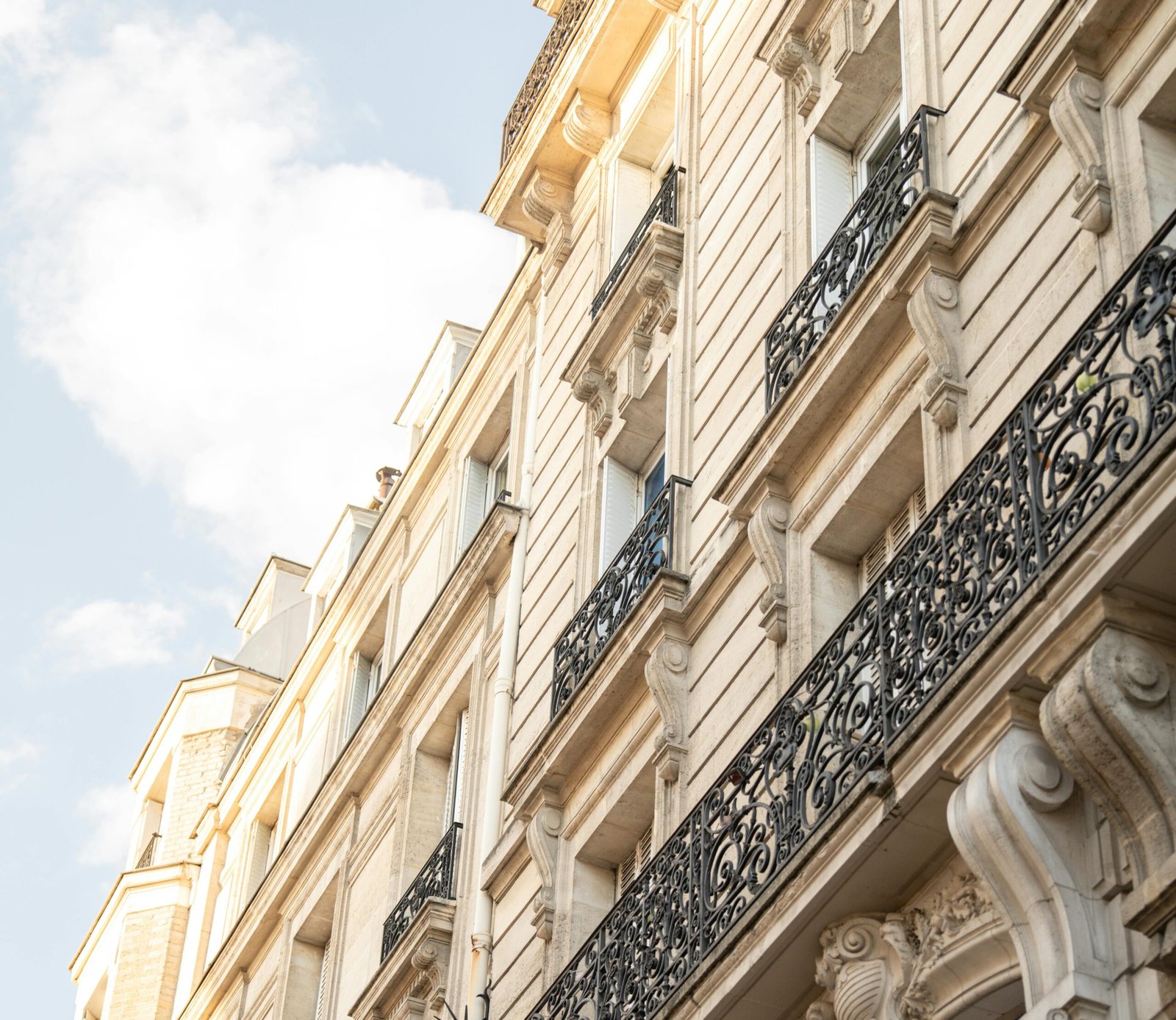 Façades parisiennes en zone tendue, illustration de la loi Le Meur sur la location courte durée