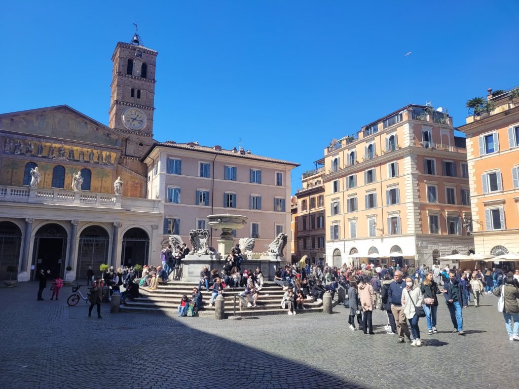 Terrasse de restaurant touristique à Rome avec menu en plusieurs langues affiché à l'extérieur