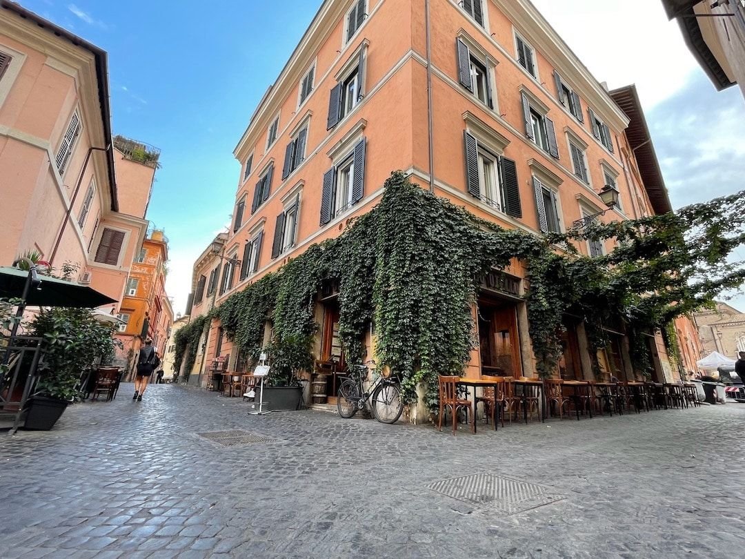 Petite rue résidentielle de Trastevere à Rome avec restaurants locaux, à l'écart des sites touristiques