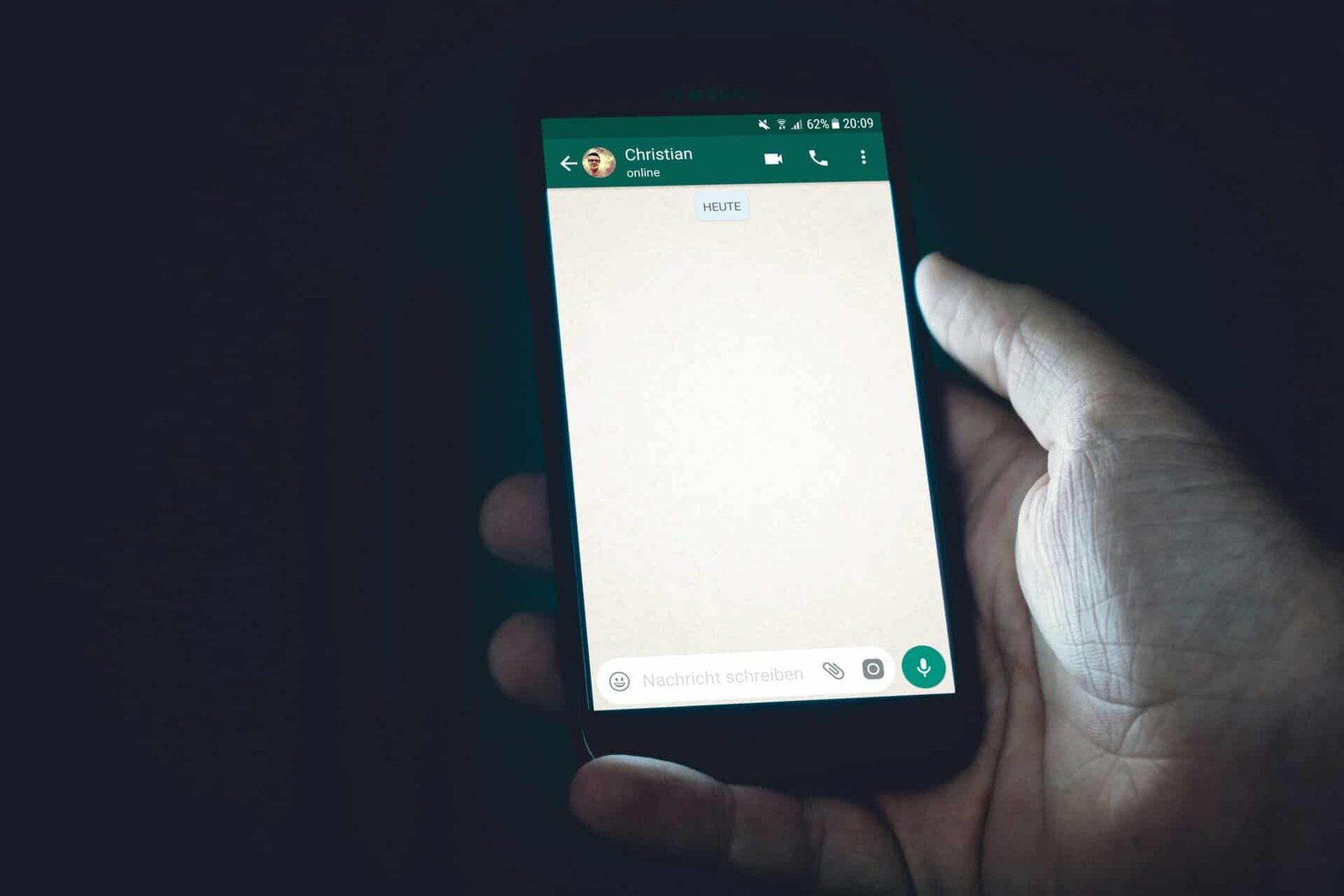 Smartphone avec deux lignes mobiles dont une eSIM voyage activée