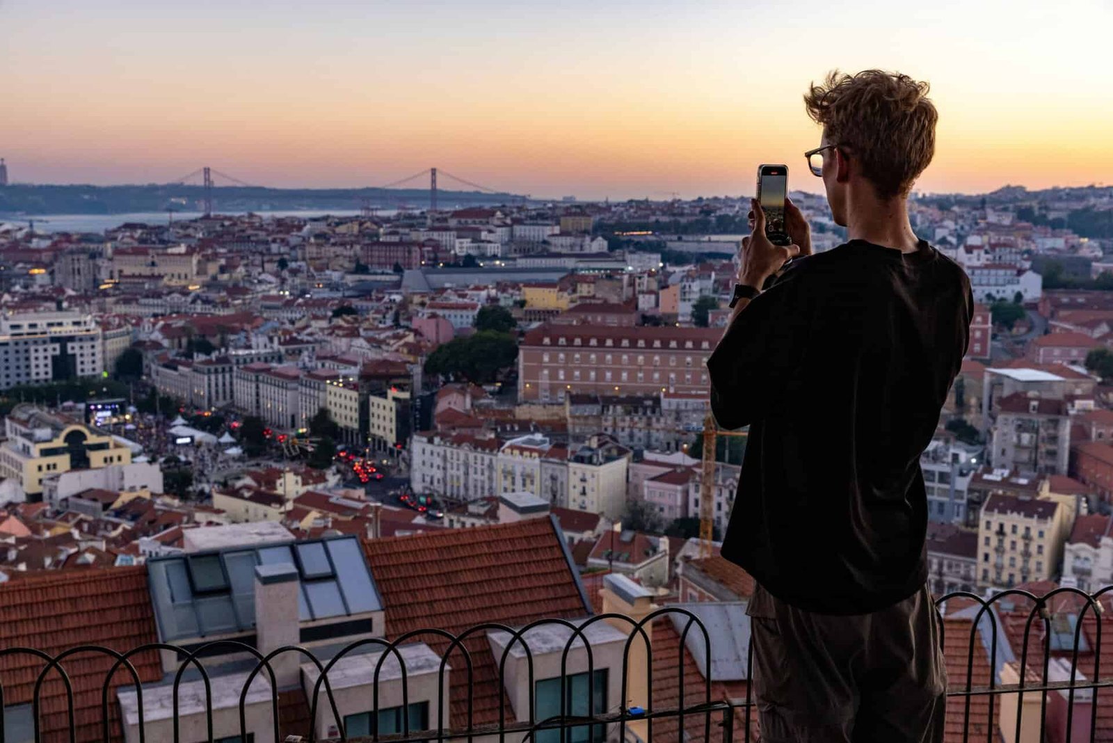 Voyageur en Europe utilisant son forfait français en roaming gratuit