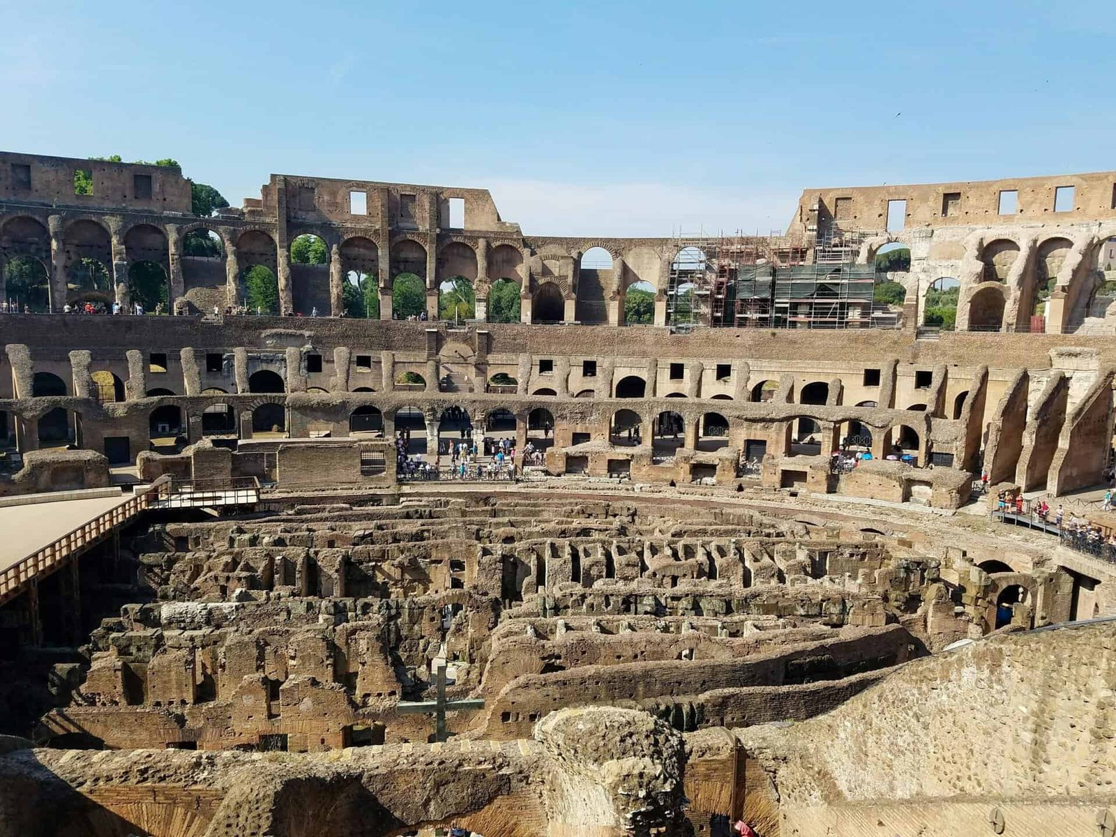 Intérieur du Colisée à Rome, étape clé de l'itinéraire