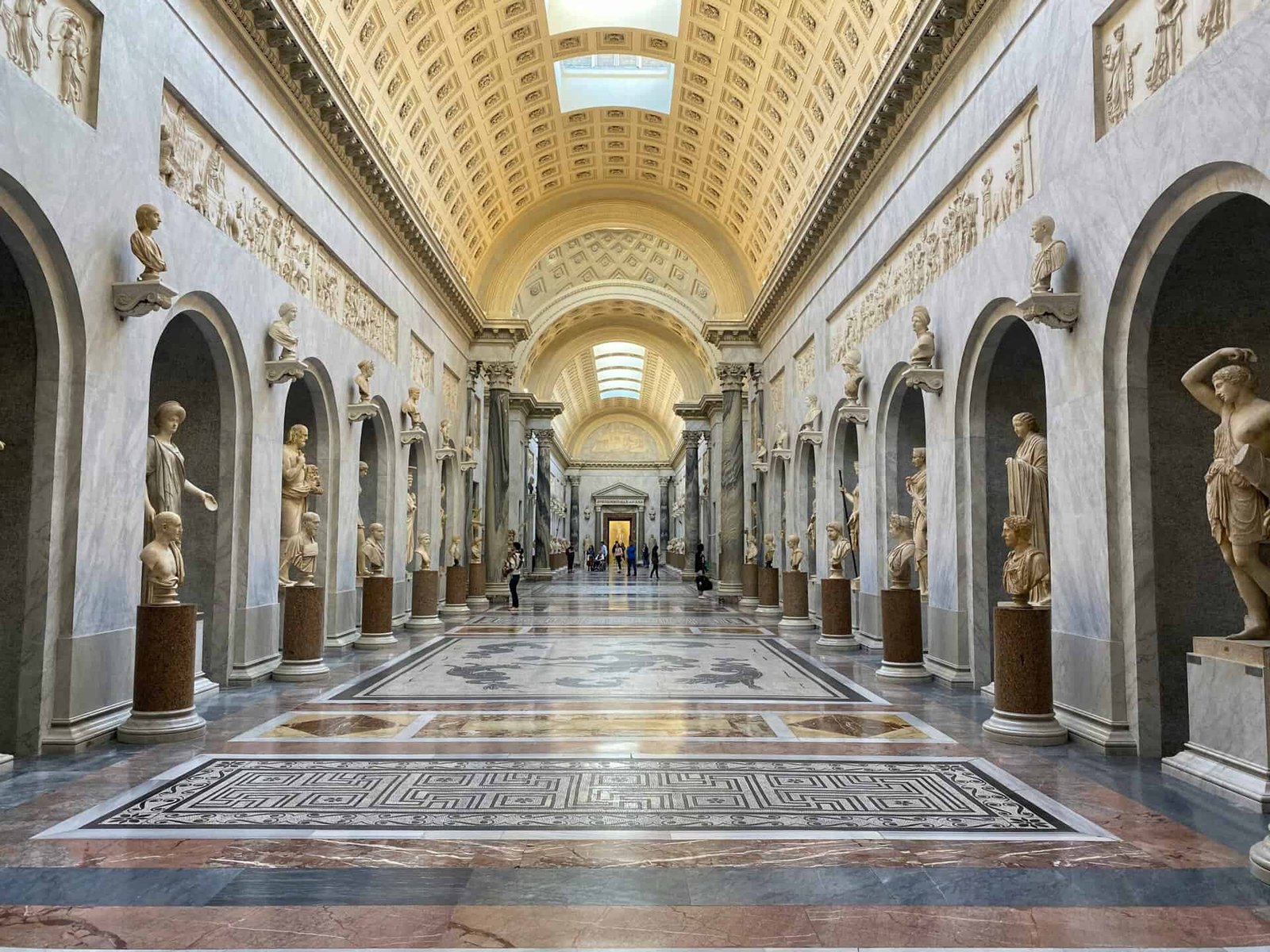 File devant les Musées du Vatican à Rome, à anticiper pour bien organiser le budget
