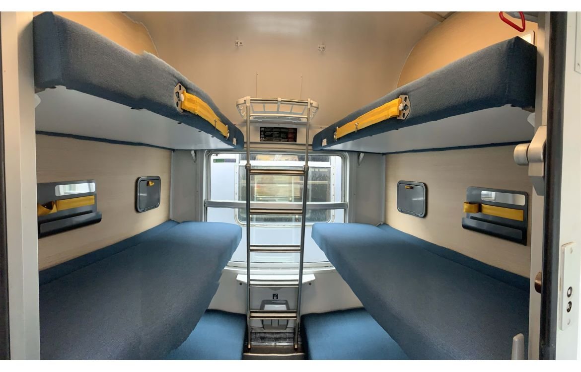 Intérieur d'une cabine couchette Nightjet ÖBB nouvelle génération avec couchettes et tablette