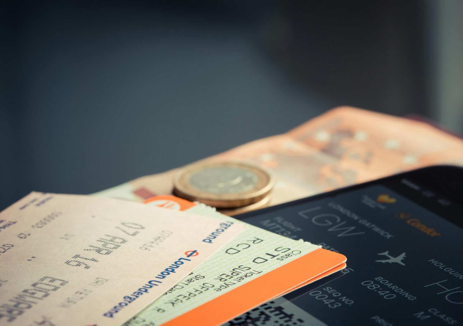 Cartes d'embarquement et passeport sur fond sombre, hacks vols pas chers hidden city et split-ticket en 2026