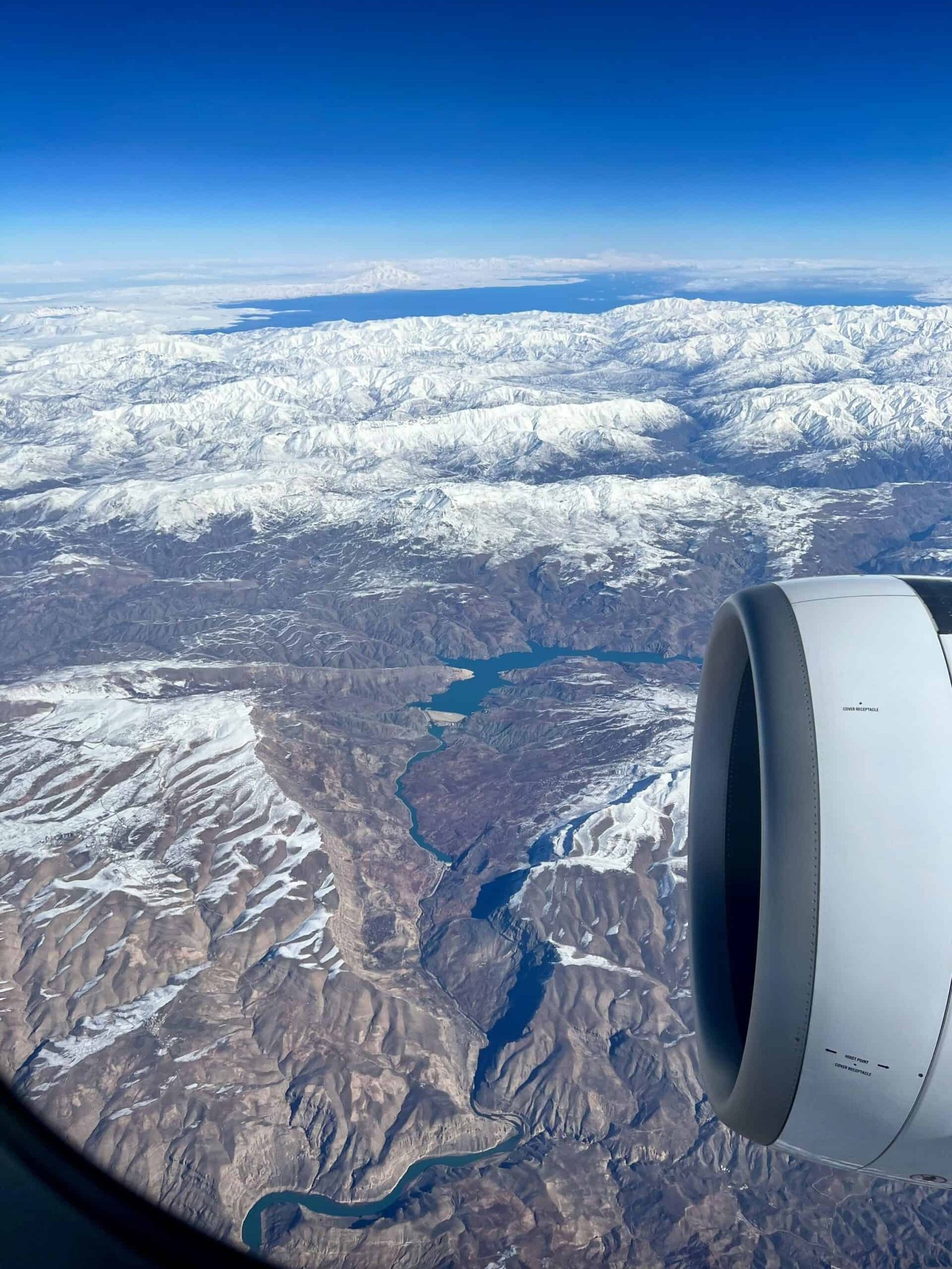 Vue depuis le hublot d'un avion au-dessus des nuages