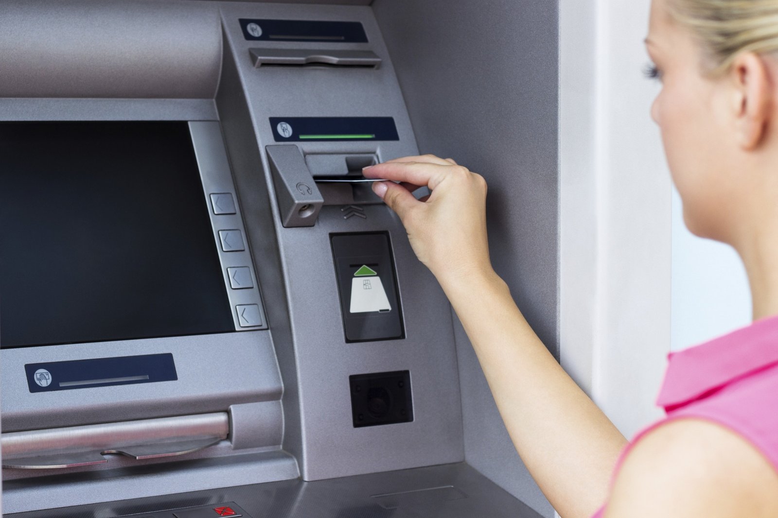 Retrait à un distributeur en voyage, frais bancaires à l'étranger
