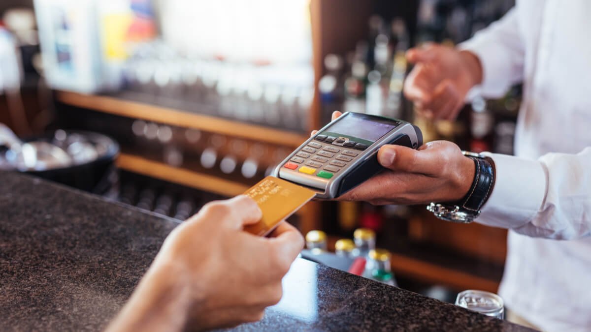 Paiement par carte chez un commerçant à l'étranger, choisir la bonne carte voyage
