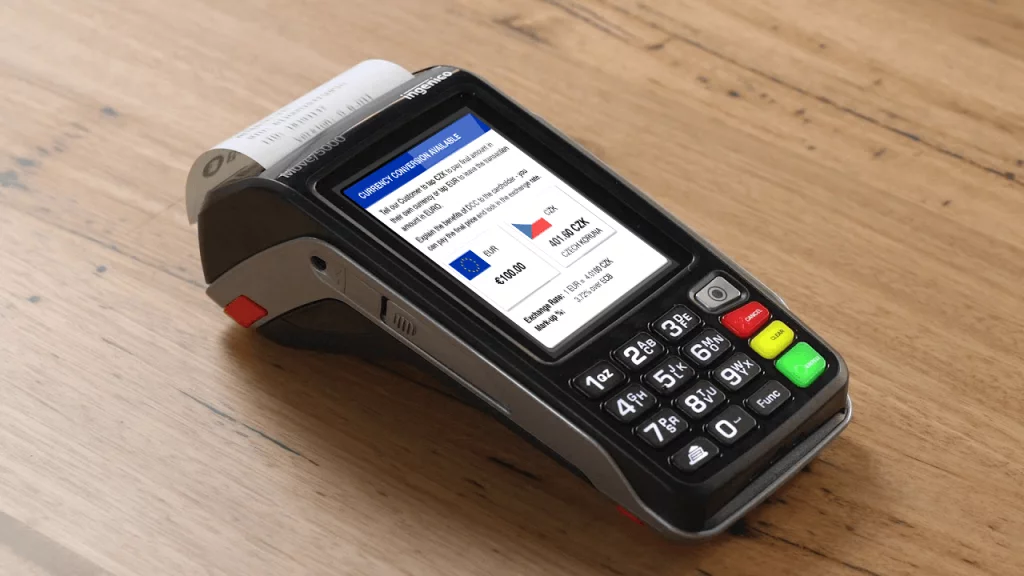 Terminal de paiement proposant le choix de la devise, piège de la conversion dynamique en voyage